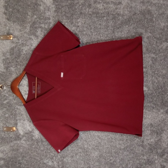Figs Technical Collection V-Neck Top One Pocket Catarina Burgundy Size Xl Women - Picture 2 of 9